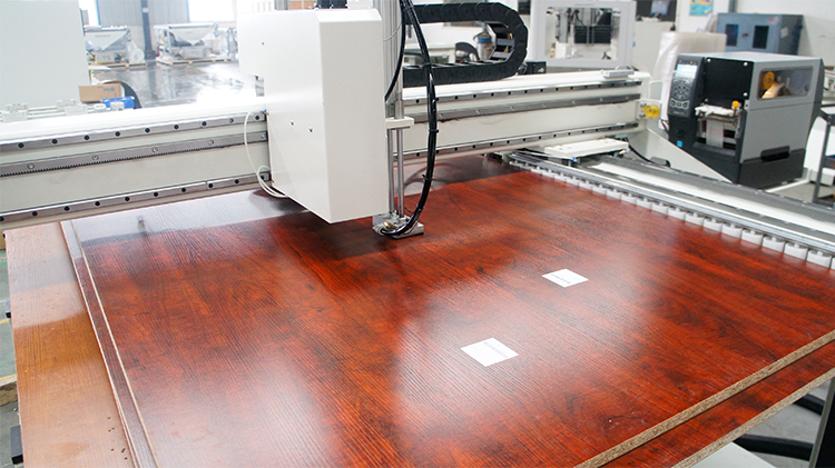 Използвайки оборудването на EXCITECH CNC обработващ център с каруселно списание за инструменти, Henan-DAESHIN създаде DASHIN HOME DESIGN FACTORY, която беше наградена като национален пилотен проект за интелигентно производство.