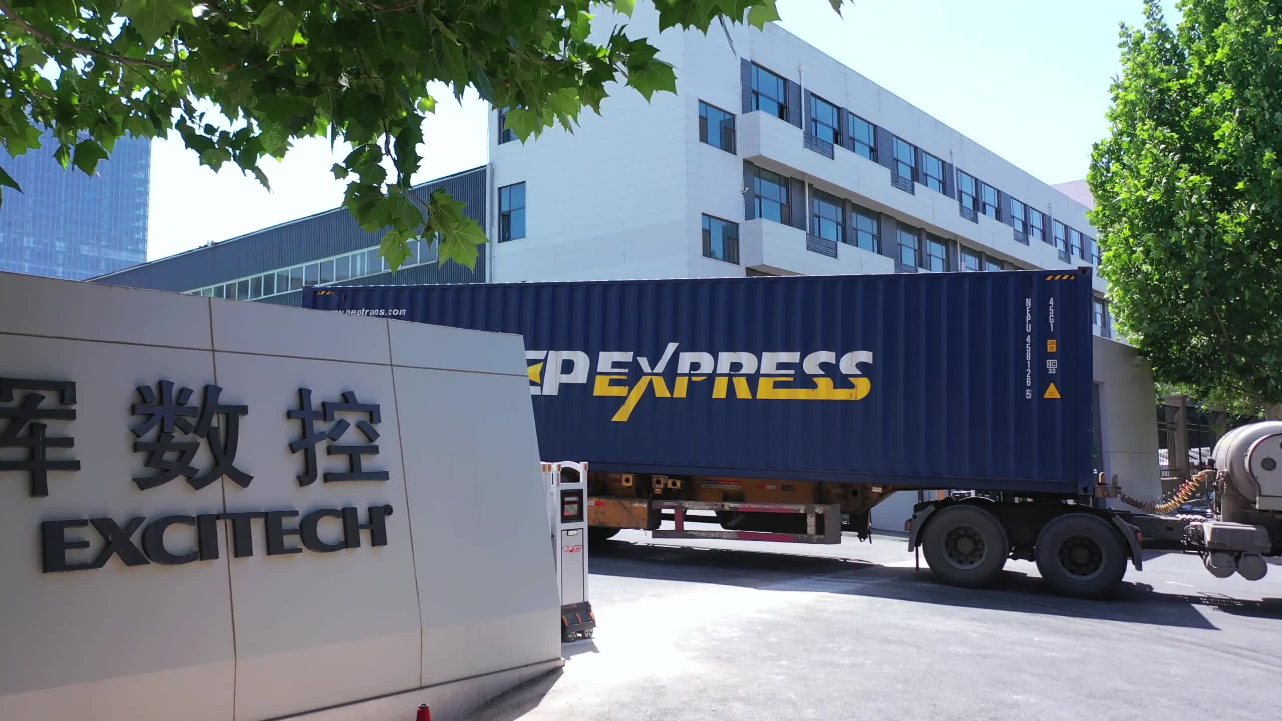 Фабриката Excitech изпраща поръчки на клиенти. Доставете стоките безопасно до фабриката на клиента